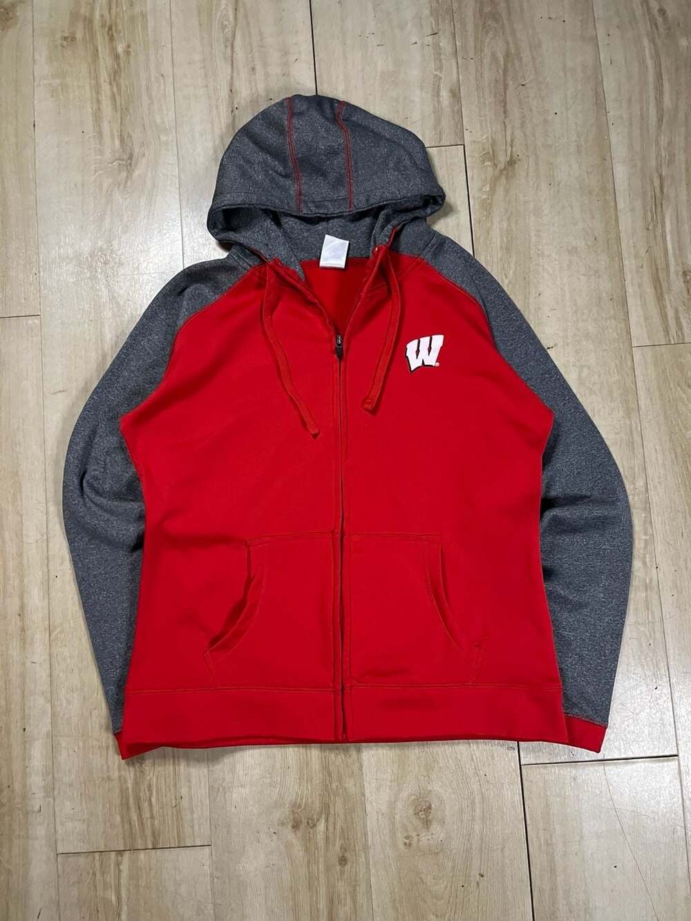 Colosseum Wisconsin Badgers Men's Heathered Gray and Red Colorblocked Full-Zip